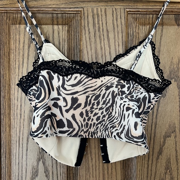 Cheeta going out top with black lace and front button detailing - Picture 2 of 3